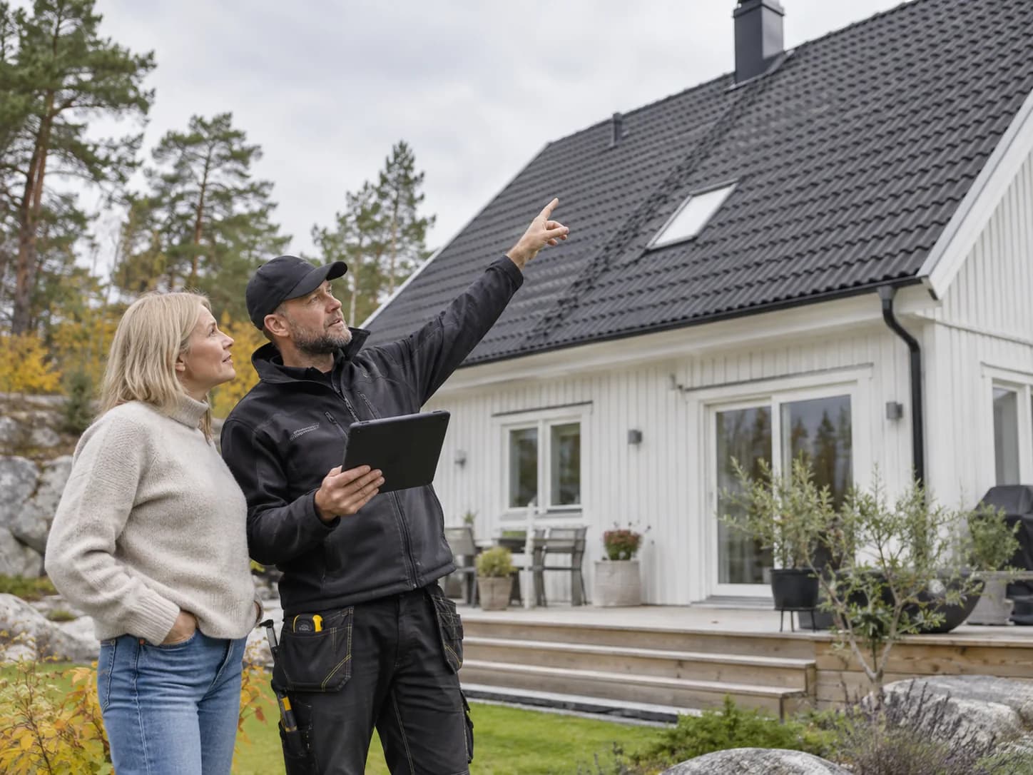 Villaägare och takspecialist går igenom takets skick